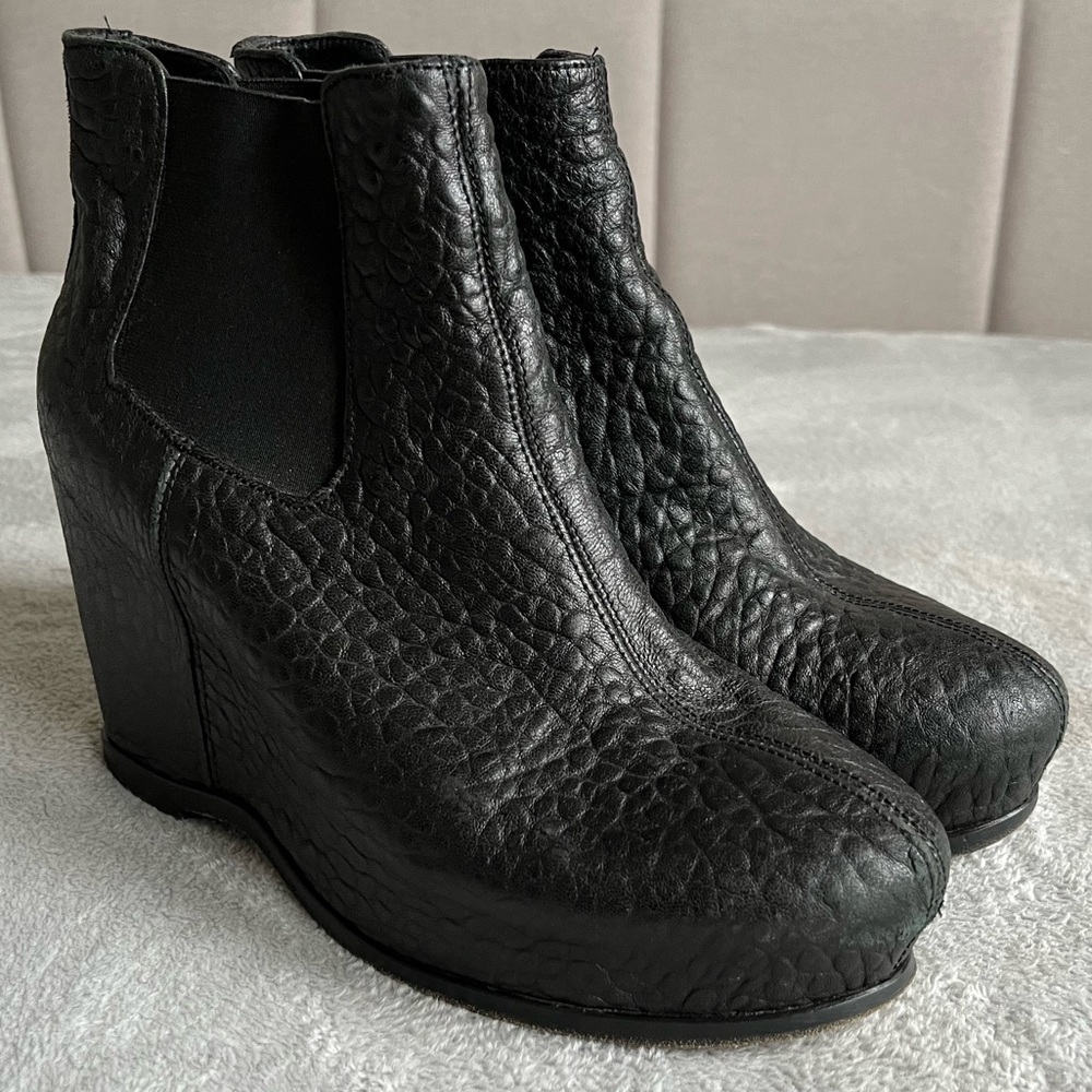 Collection Privee Black Pebbled Leather Wages Heels Booties Size9.5 (Eu 39.5)